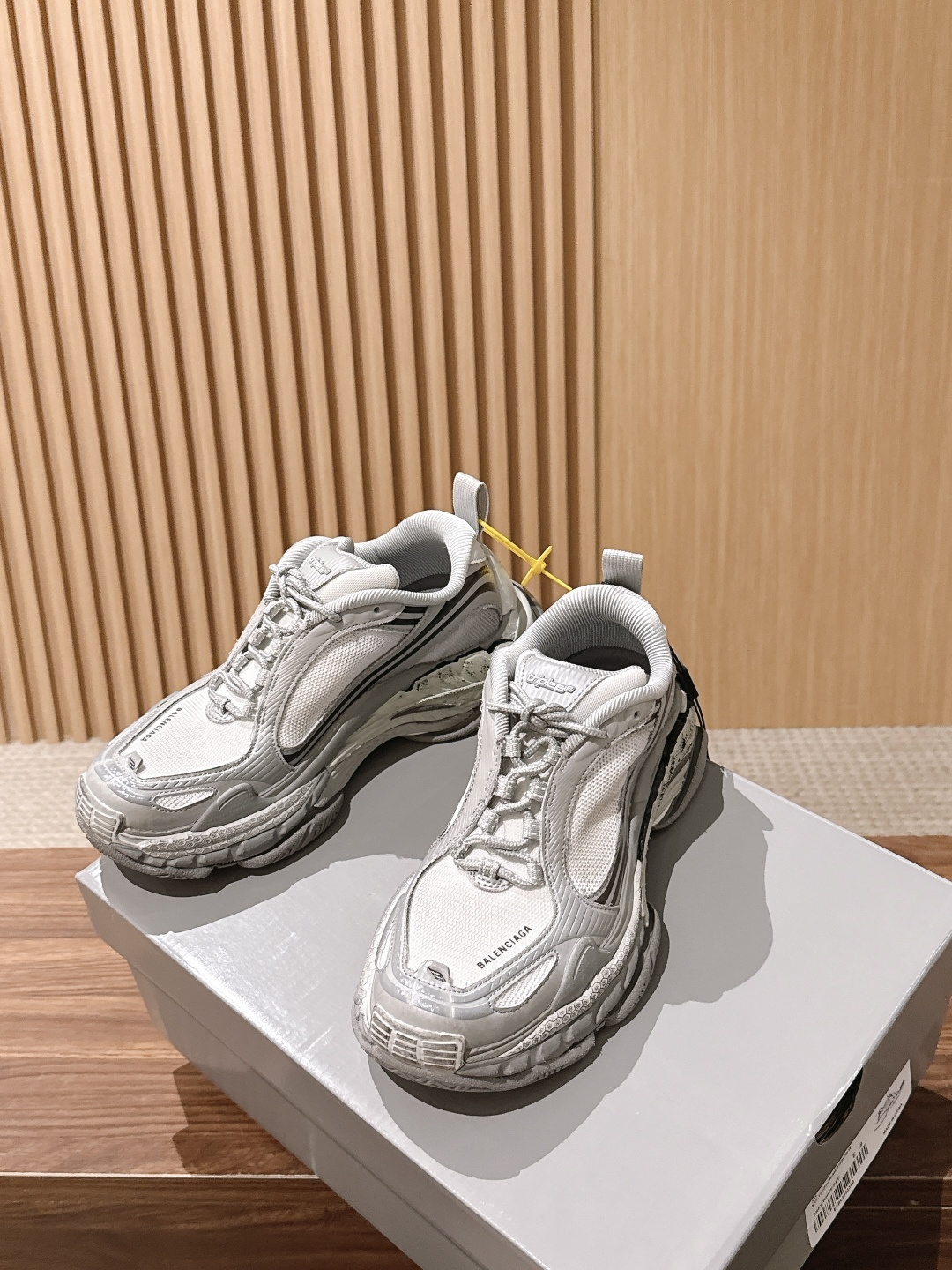 【顶级】Balenciaga Triple S.2 Gradient独有的松弛先锋感 这双鞋把复古做旧和未来感老爹鞋玩明 【顶级】Balenciaga Triple S.2 Gradient独有的松弛先锋感 这双鞋把复古做旧和未来感老爹鞋玩明
