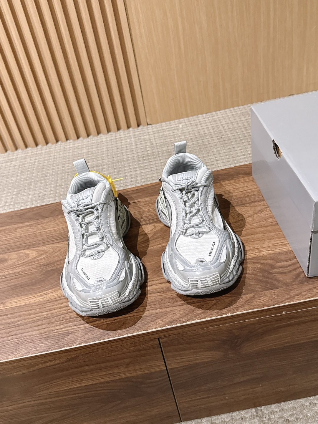 【顶级】Balenciaga Triple S.2 Gradient独有的松弛先锋感 这双鞋把复古做旧和未来感老爹鞋玩明