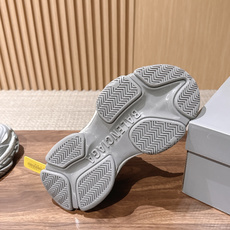 【顶级】Balenciaga Triple S.2 Gradient独有的松弛先锋感 这双鞋把复古做旧和未来感老爹鞋玩明 【顶级】Balenciaga Triple S.2 Gradient独有的松弛先锋感 这双鞋把复古做旧和未来感老爹鞋玩明