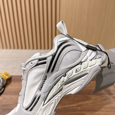 【顶级】Balenciaga Triple S.2 Gradient独有的松弛先锋感 这双鞋把复古做旧和未来感老爹鞋玩明 【顶级】Balenciaga Triple S.2 Gradient独有的松弛先锋感 这双鞋把复古做旧和未来感老爹鞋玩明