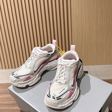 【顶级】Balenciaga Triple S.2 Gradient独有的松弛先锋感 这双鞋把复古做旧和未来感老爹鞋玩明 【顶级】Balenciaga Triple S.2 Gradient独有的松弛先锋感 这双鞋把复古做旧和未来感老爹鞋玩明