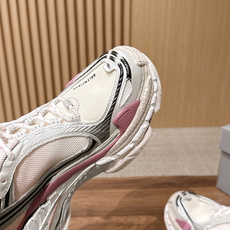 【顶级】Balenciaga Triple S.2 Gradient独有的松弛先锋感 这双鞋把复古做旧和未来感老爹鞋玩明 【顶级】Balenciaga Triple S.2 Gradient独有的松弛先锋感 这双鞋把复古做旧和未来感老爹鞋玩明