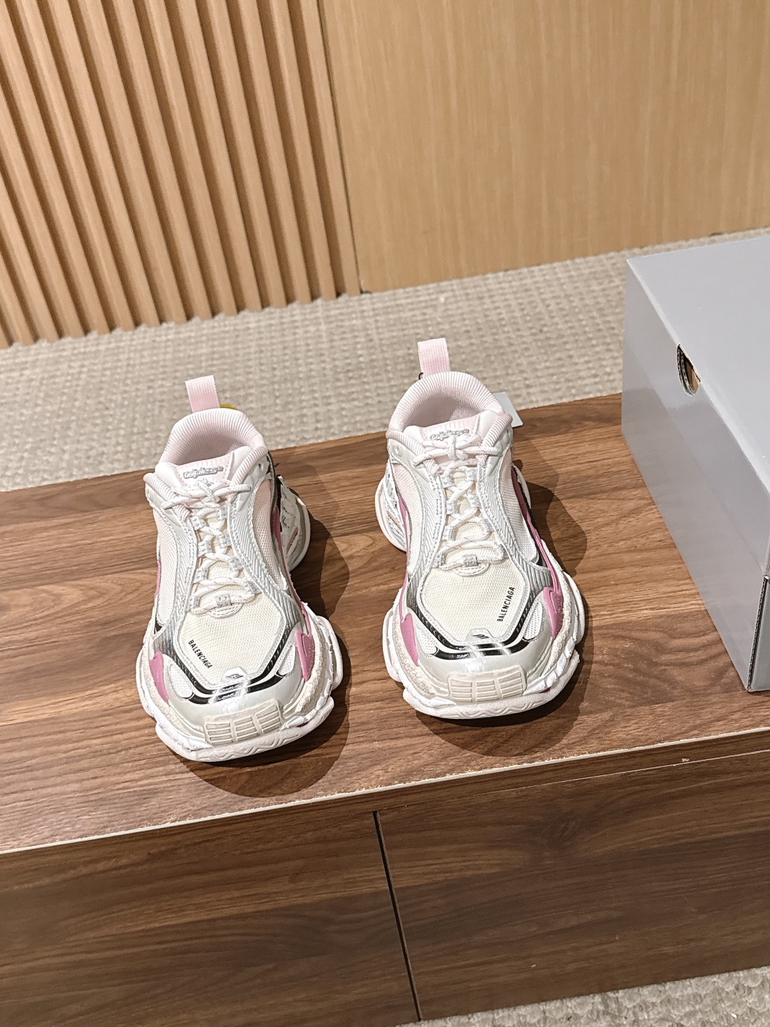 【顶级】Balenciaga Triple S.2 Gradient独有的松弛先锋感 这双鞋把复古做旧和未来感老爹鞋玩明