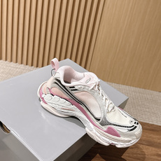 【顶级】Balenciaga Triple S.2 Gradient独有的松弛先锋感 这双鞋把复古做旧和未来感老爹鞋玩明 【顶级】Balenciaga Triple S.2 Gradient独有的松弛先锋感 这双鞋把复古做旧和未来感老爹鞋玩明