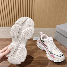 【顶级】Balenciaga Triple S.2 Gradient独有的松弛先锋感 这双鞋把复古做旧和未来感老爹鞋玩明 【顶级】Balenciaga Triple S.2 Gradient独有的松弛先锋感 这双鞋把复古做旧和未来感老爹鞋玩明