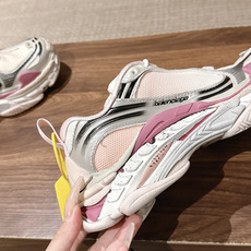 【顶级】Balenciaga Triple S.2 Gradient独有的松弛先锋感 这双鞋把复古做旧和未来感老爹鞋玩明 【顶级】Balenciaga Triple S.2 Gradient独有的松弛先锋感 这双鞋把复古做旧和未来感老爹鞋玩明