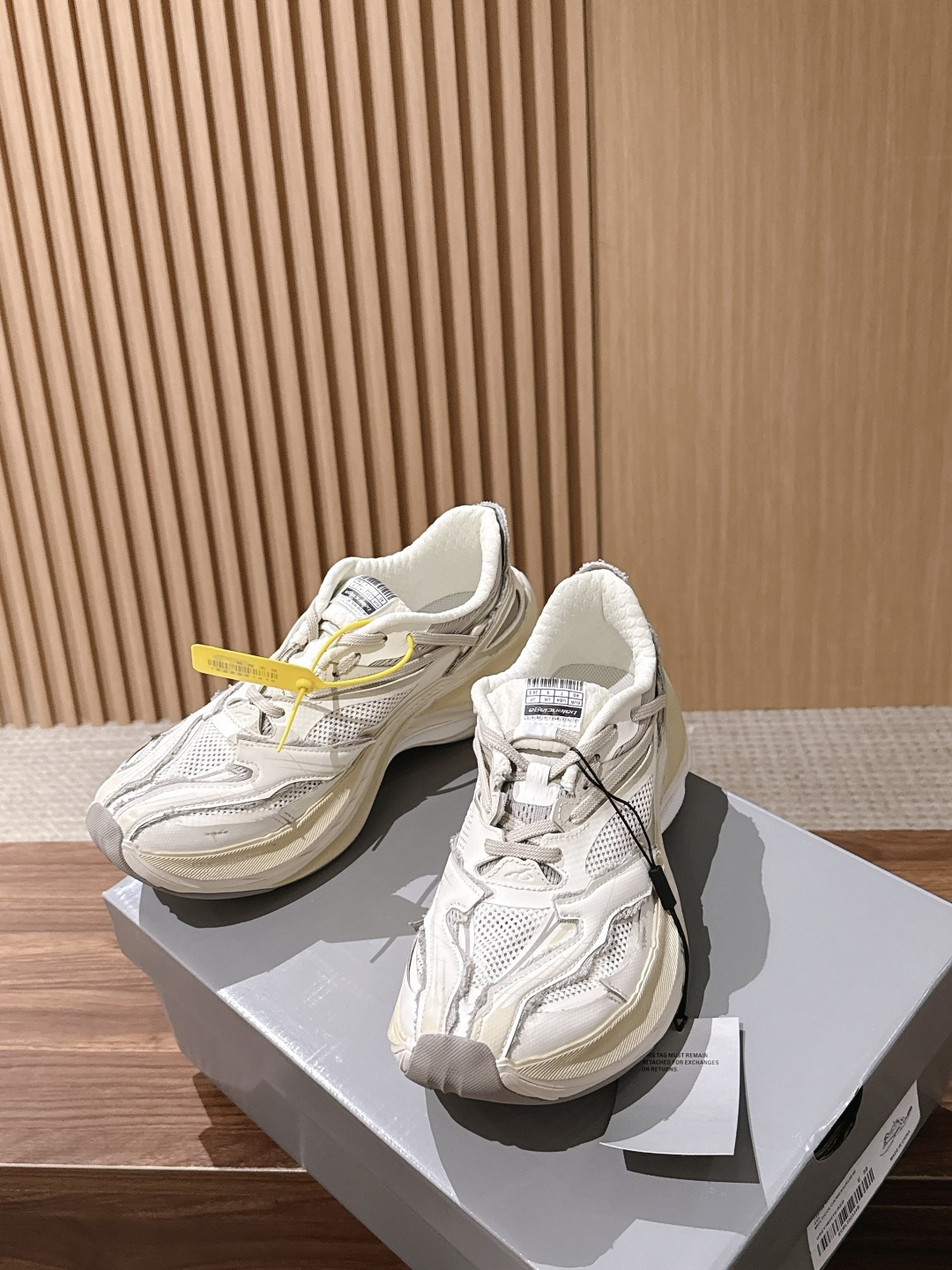 【顶级】Balenciaga JET#巴黎世家春夏最新款老爹鞋 运动鞋 采用标志性的解构主义设计 不规则剪裁 外露缝线与 【顶级】Balenciaga JET#巴黎世家春夏最新款老爹鞋 运动鞋 采用标志性的解构主义设计 不规则剪裁 外露缝线与