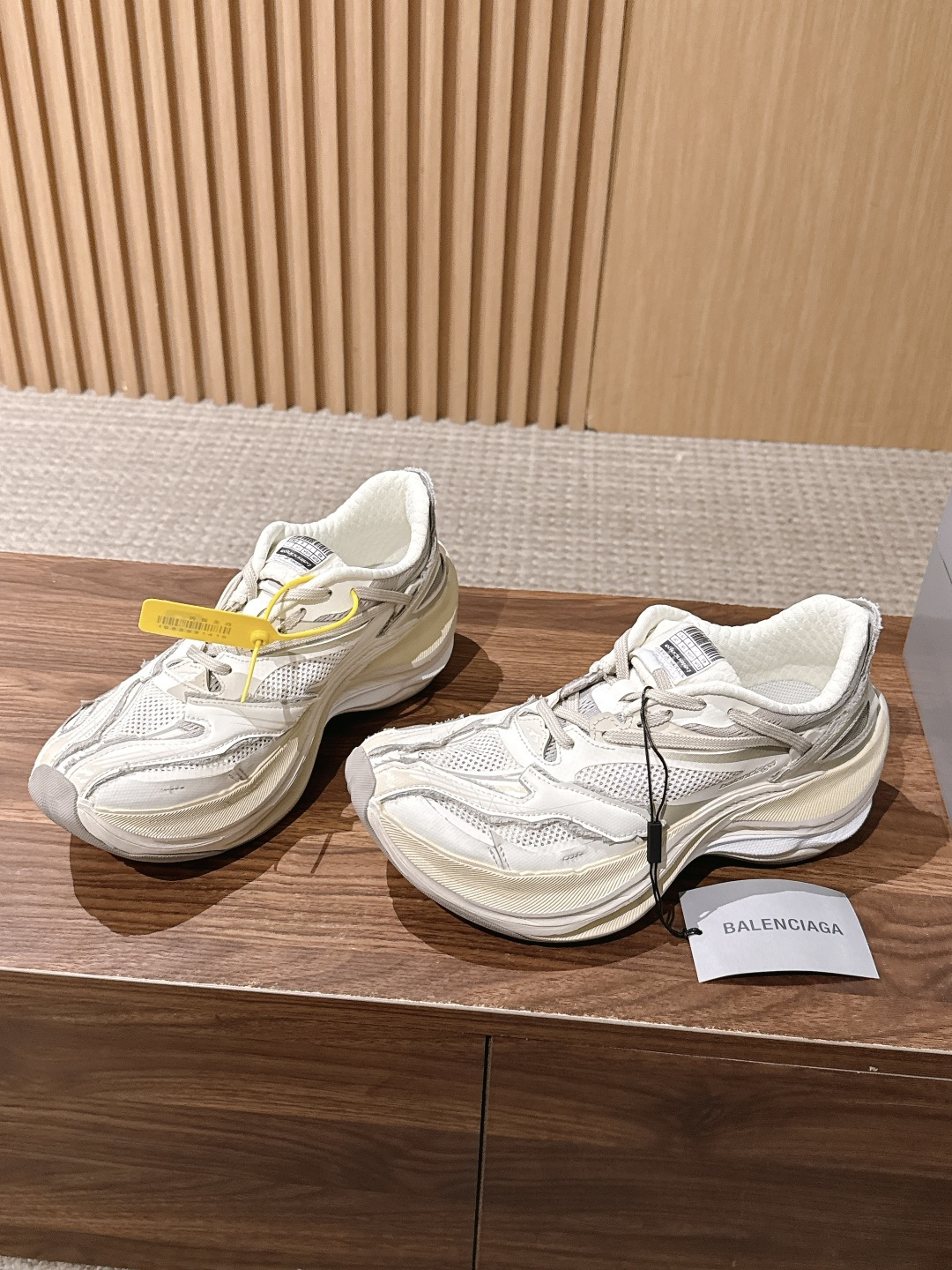 【顶级】Balenciaga JET#巴黎世家春夏最新款老爹鞋 运动鞋 采用标志性的解构主义设计 不规则剪裁 外露缝线与 【顶级】Balenciaga JET#巴黎世家春夏最新款老爹鞋 运动鞋 采用标志性的解构主义设计 不规则剪裁 外露缝线与