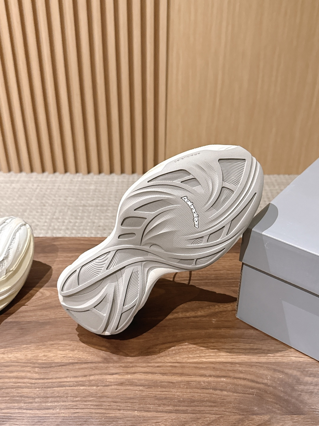 【顶级】Balenciaga JET#巴黎世家春夏最新款老爹鞋 运动鞋 采用标志性的解构主义设计 不规则剪裁 外露缝线与 【顶级】Balenciaga JET#巴黎世家春夏最新款老爹鞋 运动鞋 采用标志性的解构主义设计 不规则剪裁 外露缝线与