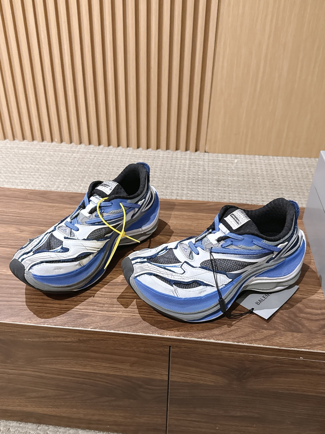 【顶级】Balenciaga JET#巴黎世家春夏最新款老爹鞋 运动鞋 采用标志性的解构主义设计 不规则剪裁 外露缝线与 【顶级】Balenciaga JET#巴黎世家春夏最新款老爹鞋 运动鞋 采用标志性的解构主义设计 不规则剪裁 外露缝线与