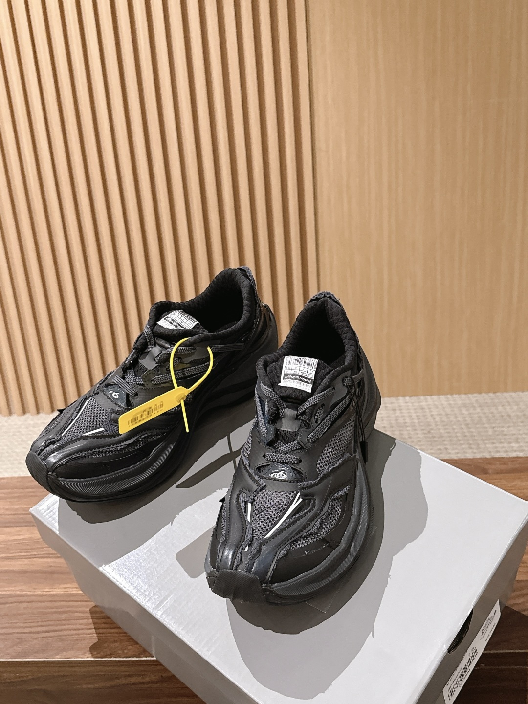 【顶级】Balenciaga JET#巴黎世家春夏最新款老爹鞋 运动鞋 采用标志性的解构主义设计 不规则剪裁 外露缝线与