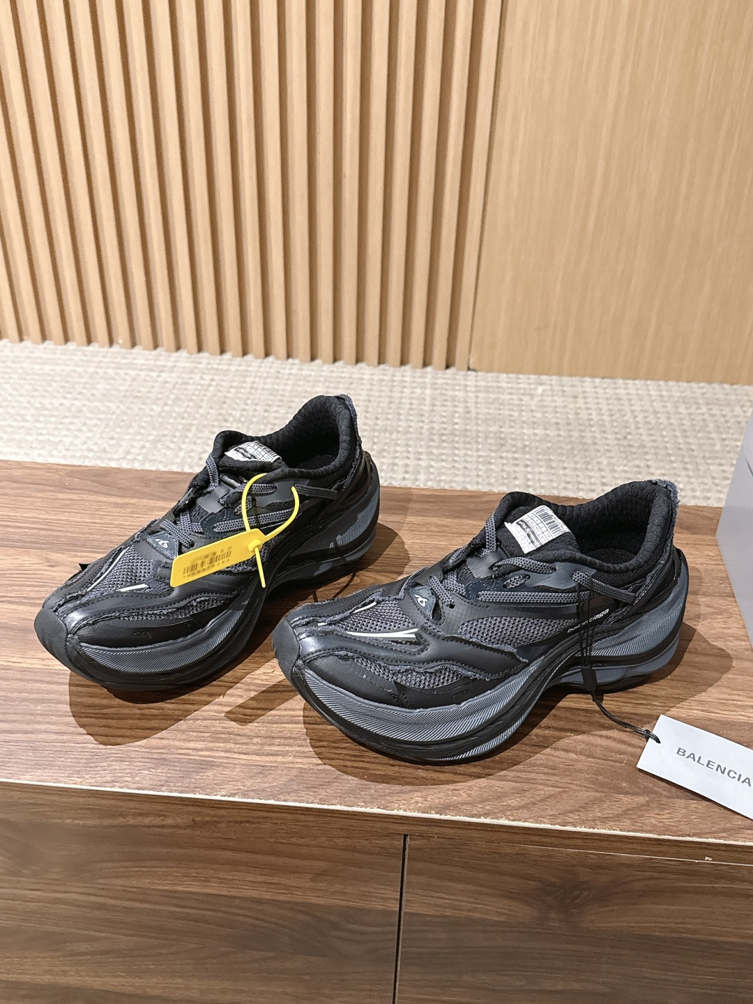 【顶级】Balenciaga JET#巴黎世家春夏最新款老爹鞋 运动鞋 采用标志性的解构主义设计 不规则剪裁 外露缝线与