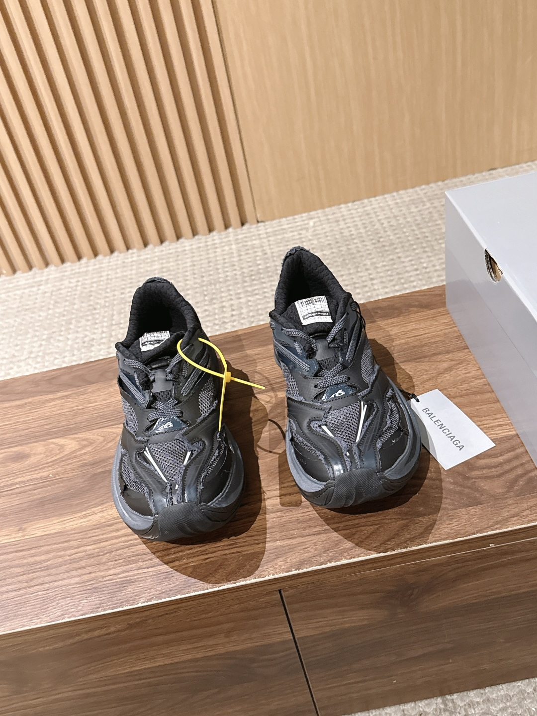 【顶级】Balenciaga JET#巴黎世家春夏最新款老爹鞋 运动鞋 采用标志性的解构主义设计 不规则剪裁 外露缝线与