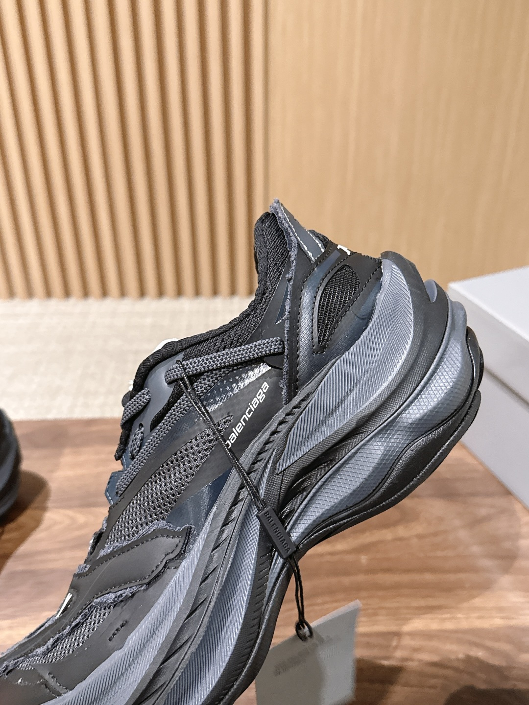 【顶级】Balenciaga JET#巴黎世家春夏最新款老爹鞋 运动鞋 采用标志性的解构主义设计 不规则剪裁 外露缝线与