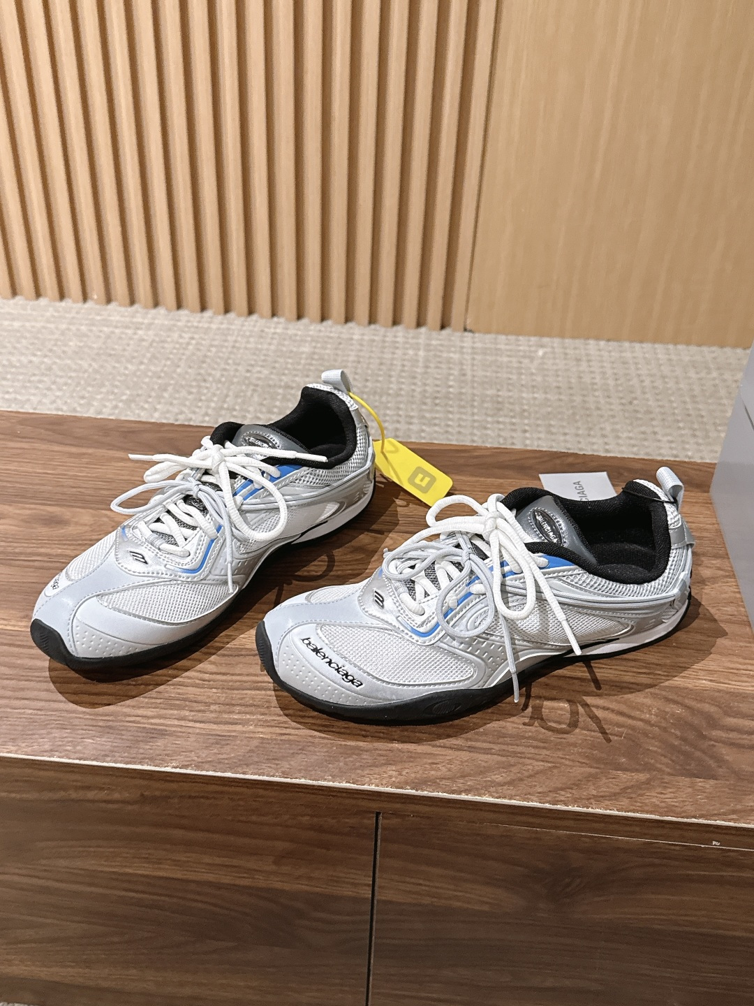 Balenciaga Radar 巴黎世家新款休闲运动鞋狠狠拿捏了 这双鞋把千禧复古和未来科技感焊在了一起 流线型鞋身+