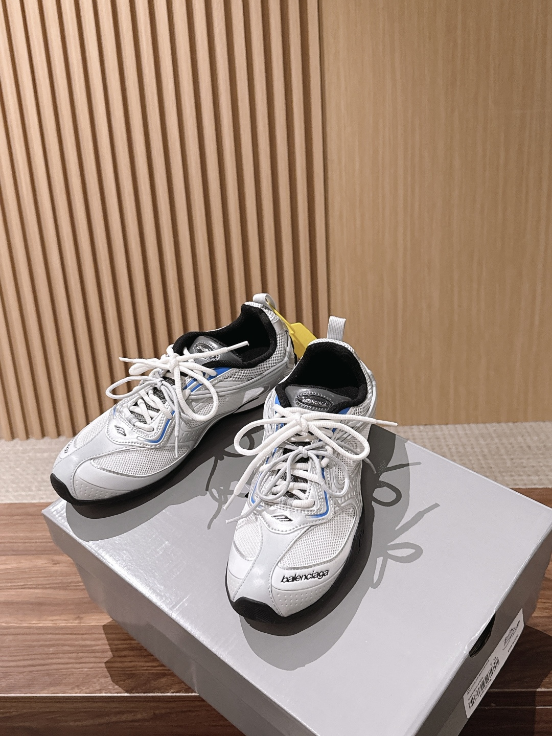 Balenciaga Radar 巴黎世家新款休闲运动鞋狠狠拿捏了 这双鞋把千禧复古和未来科技感焊在了一起 流线型鞋身+