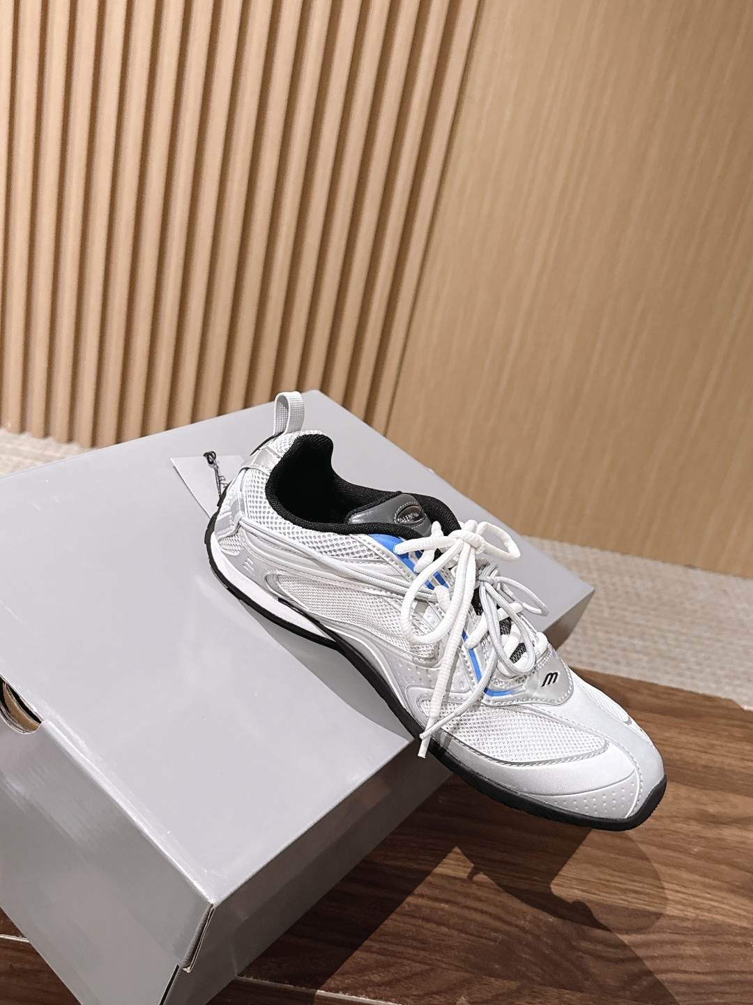 Balenciaga Radar 巴黎世家新款休闲运动鞋狠狠拿捏了 这双鞋把千禧复古和未来科技感焊在了一起 流线型鞋身+