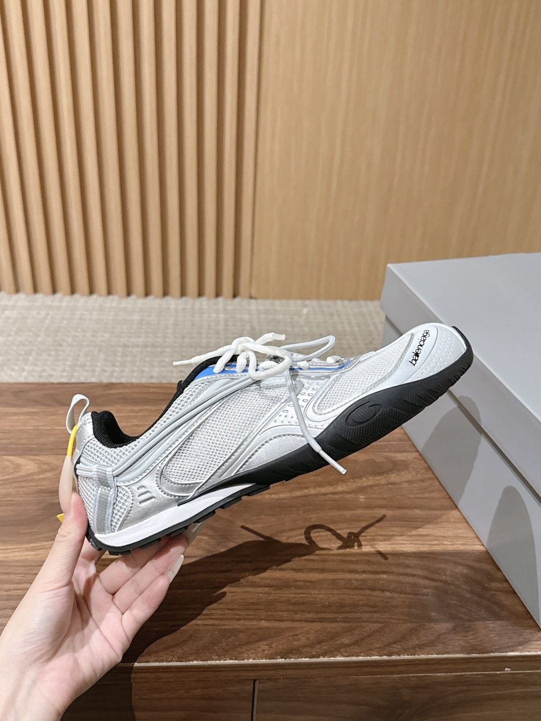 Balenciaga Radar 巴黎世家新款休闲运动鞋狠狠拿捏了 这双鞋把千禧复古和未来科技感焊在了一起 流线型鞋身+