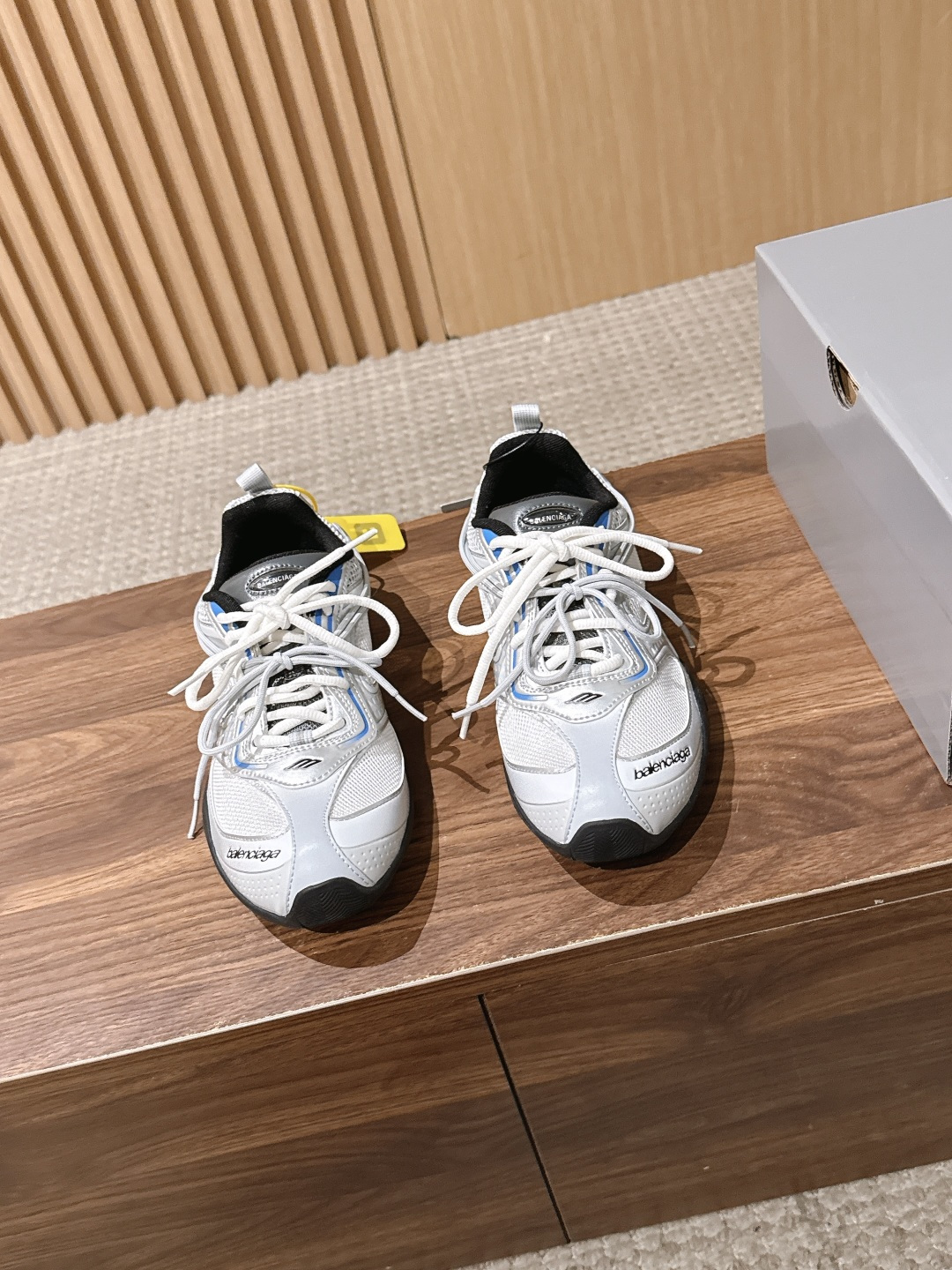 Balenciaga Radar 巴黎世家新款休闲运动鞋狠狠拿捏了 这双鞋把千禧复古和未来科技感焊在了一起 流线型鞋身+