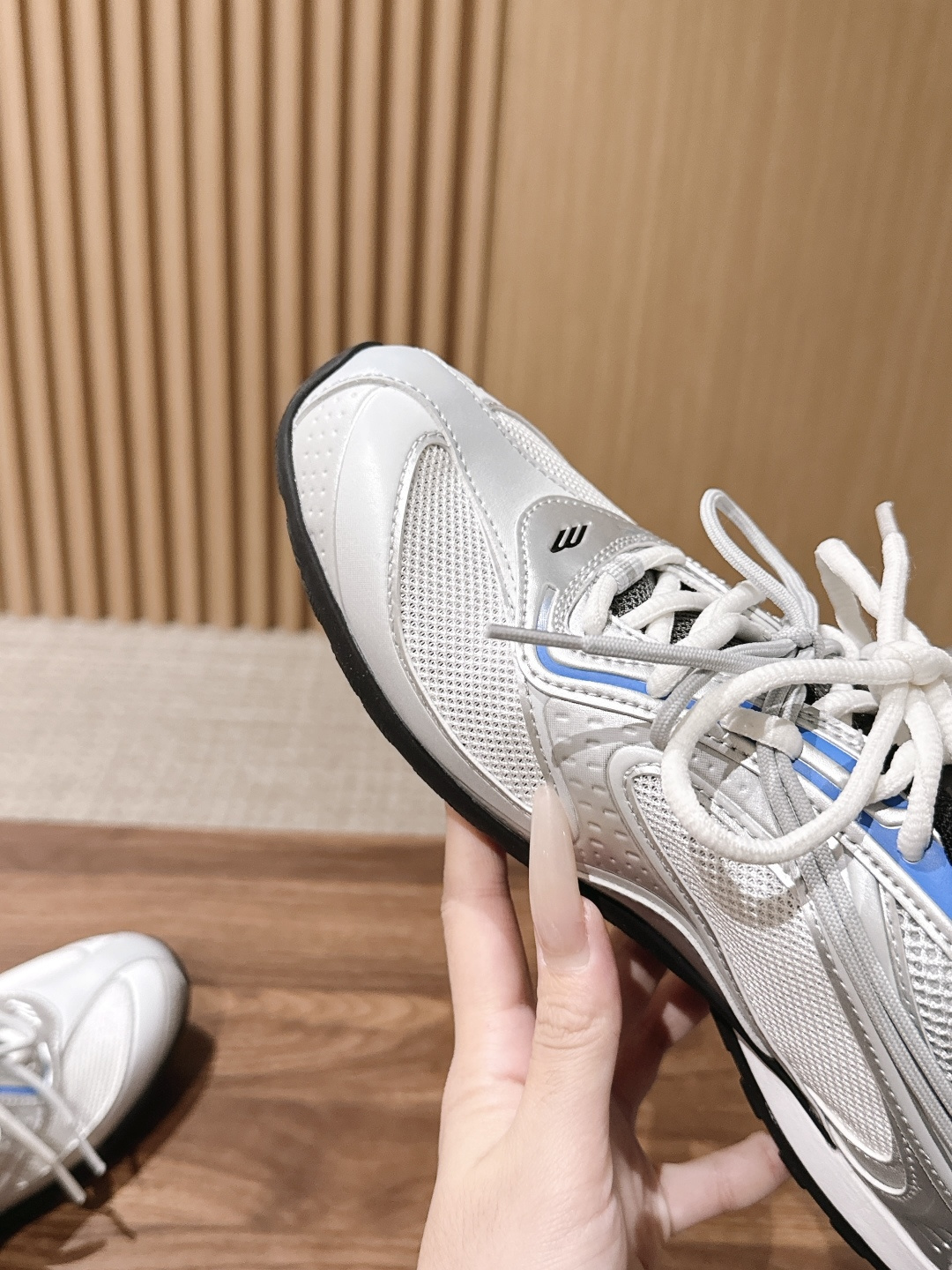 Balenciaga Radar 巴黎世家新款休闲运动鞋狠狠拿捏了 这双鞋把千禧复古和未来科技感焊在了一起 流线型鞋身+