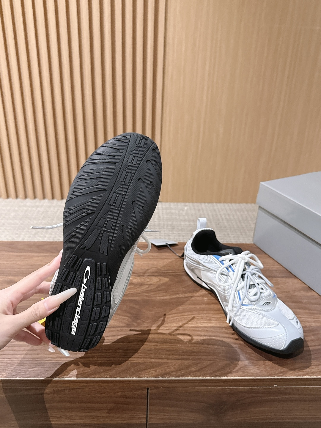 Balenciaga Radar 巴黎世家新款休闲运动鞋狠狠拿捏了 这双鞋把千禧复古和未来科技感焊在了一起 流线型鞋身+