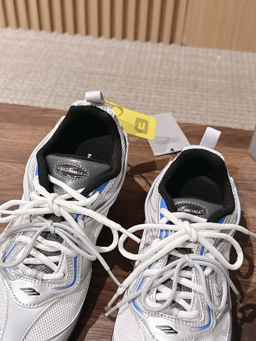 Balenciaga Radar 巴黎世家新款休闲运动鞋狠狠拿捏了 这双鞋把千禧复古和未来科技感焊在了一起 流线型鞋身+