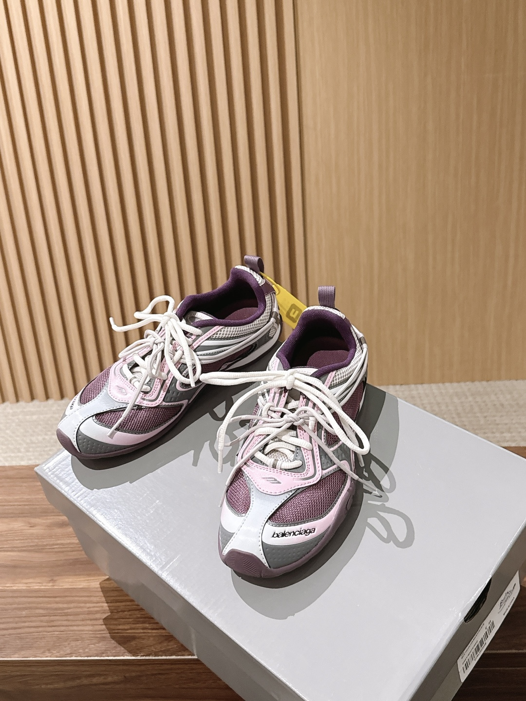 Balenciaga Radar 巴黎世家新款休闲运动鞋狠狠拿捏了 这双鞋把千禧复古和未来科技感焊在了一起 流线型鞋身+ Balenciaga Radar 巴黎世家新款休闲运动鞋狠狠拿捏了 这双鞋把千禧复古和未来科技感焊在了一起 流线型鞋身+