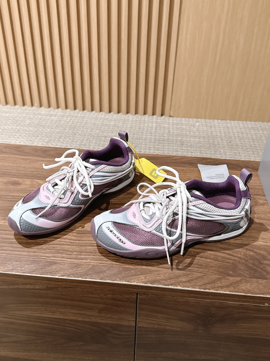 Balenciaga Radar 巴黎世家新款休闲运动鞋狠狠拿捏了 这双鞋把千禧复古和未来科技感焊在了一起 流线型鞋身+ Balenciaga Radar 巴黎世家新款休闲运动鞋狠狠拿捏了 这双鞋把千禧复古和未来科技感焊在了一起 流线型鞋身+