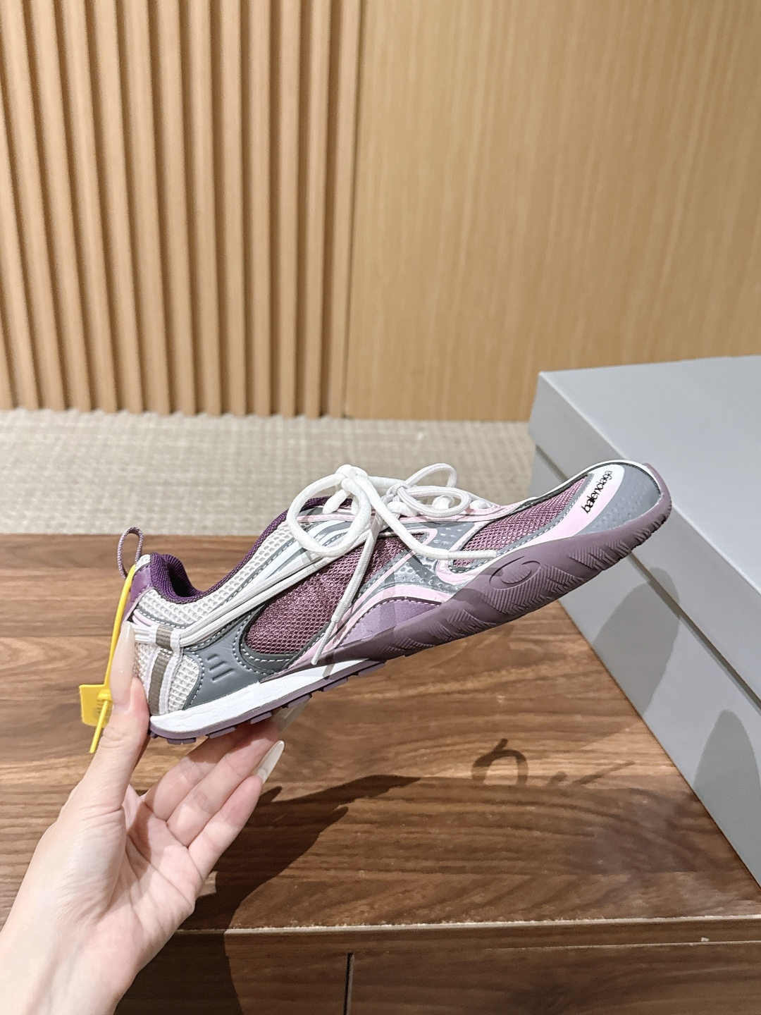 Balenciaga Radar 巴黎世家新款休闲运动鞋狠狠拿捏了 这双鞋把千禧复古和未来科技感焊在了一起 流线型鞋身+ Balenciaga Radar 巴黎世家新款休闲运动鞋狠狠拿捏了 这双鞋把千禧复古和未来科技感焊在了一起 流线型鞋身+