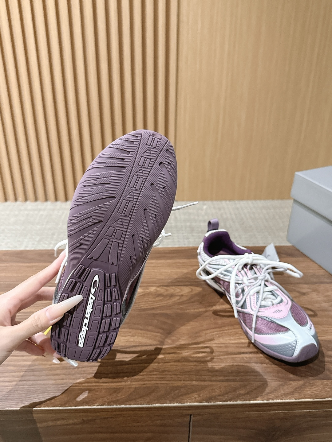 Balenciaga Radar 巴黎世家新款休闲运动鞋狠狠拿捏了 这双鞋把千禧复古和未来科技感焊在了一起 流线型鞋身+ Balenciaga Radar 巴黎世家新款休闲运动鞋狠狠拿捏了 这双鞋把千禧复古和未来科技感焊在了一起 流线型鞋身+