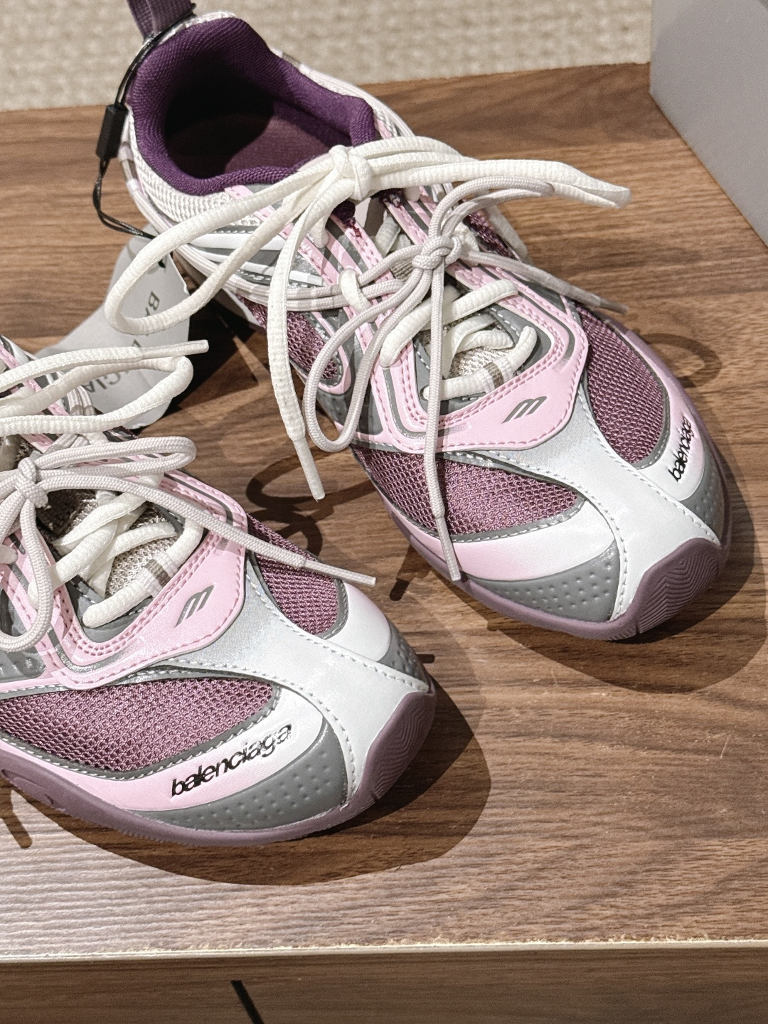 Balenciaga Radar 巴黎世家新款休闲运动鞋狠狠拿捏了 这双鞋把千禧复古和未来科技感焊在了一起 流线型鞋身+ Balenciaga Radar 巴黎世家新款休闲运动鞋狠狠拿捏了 这双鞋把千禧复古和未来科技感焊在了一起 流线型鞋身+