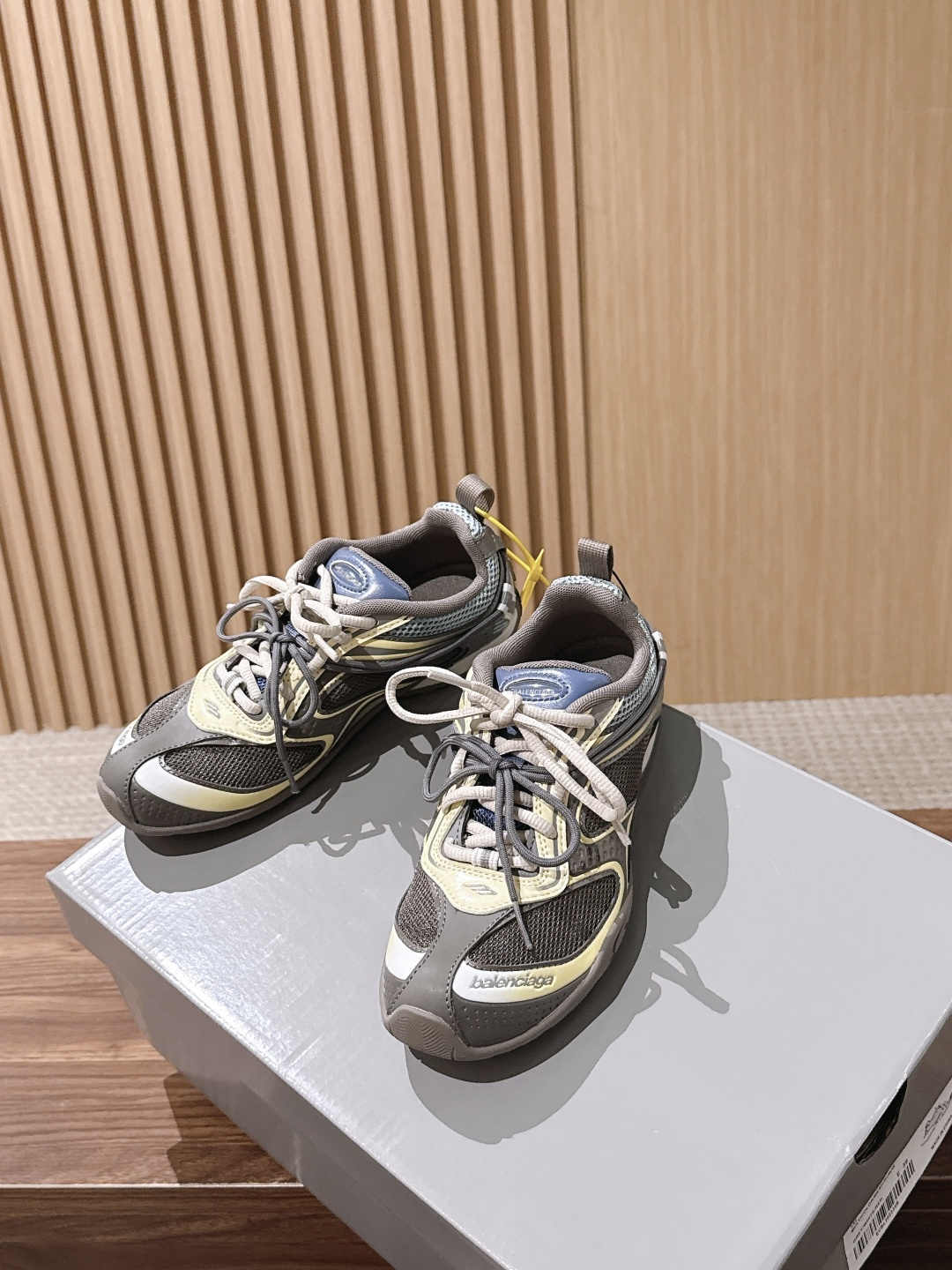Balenciaga Radar 巴黎世家新款休闲运动鞋狠狠拿捏了 这双鞋把千禧复古和未来科技感焊在了一起 流线型鞋身+