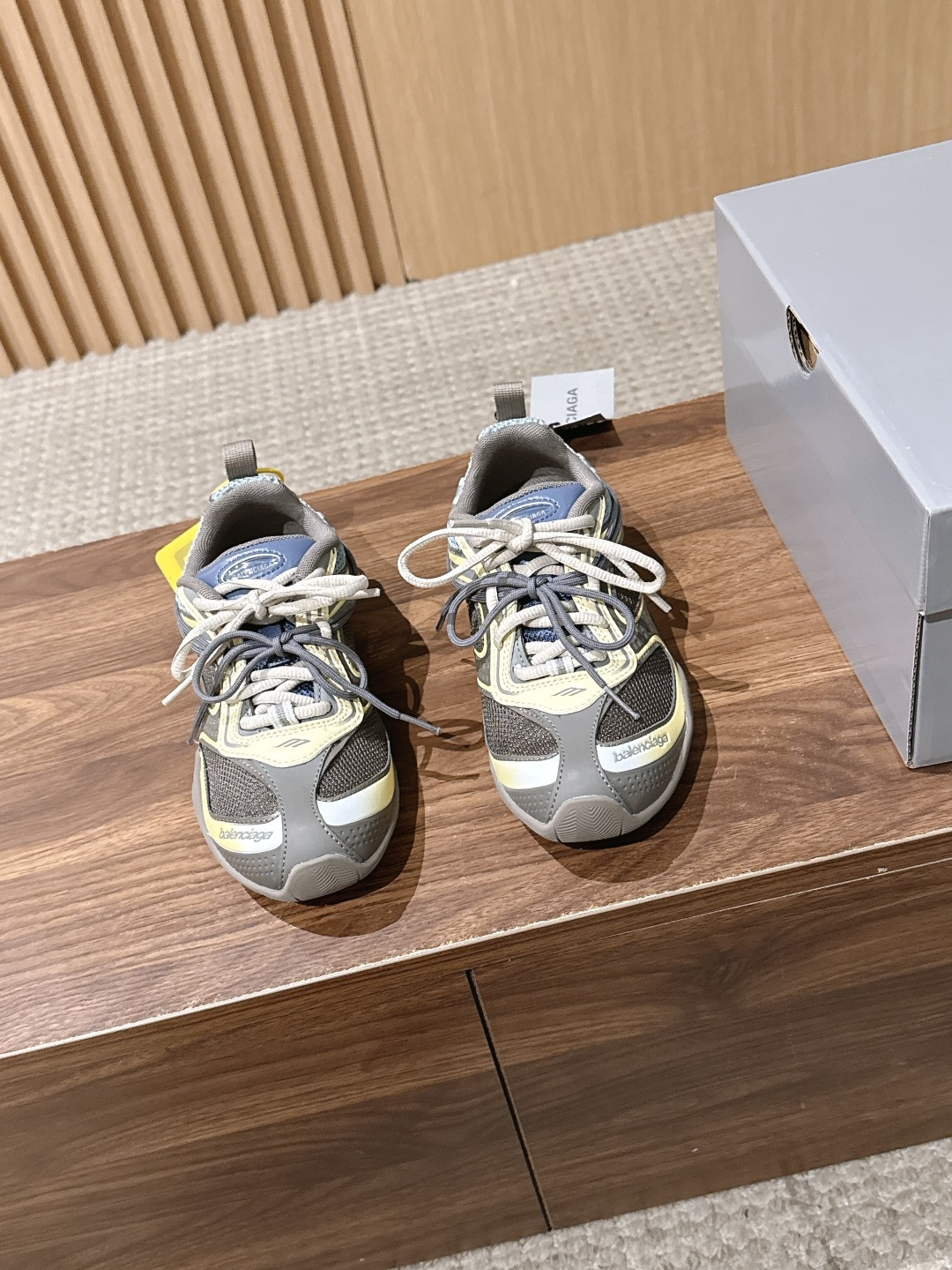 Balenciaga Radar 巴黎世家新款休闲运动鞋狠狠拿捏了 这双鞋把千禧复古和未来科技感焊在了一起 流线型鞋身+