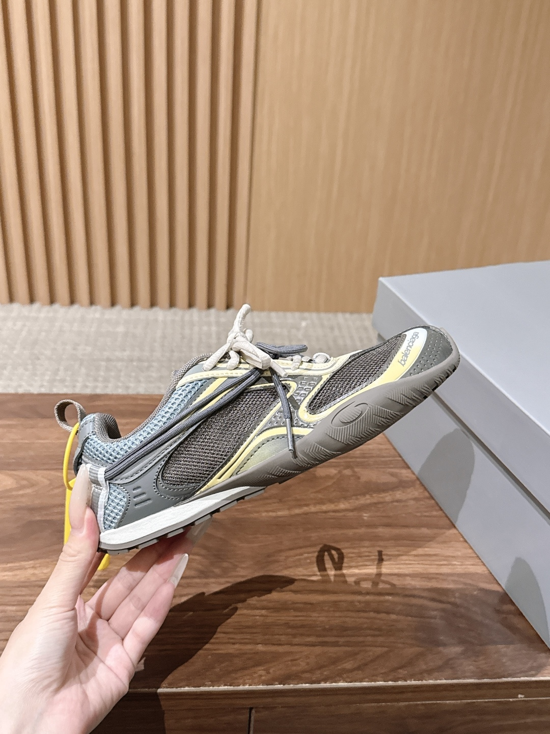 Balenciaga Radar 巴黎世家新款休闲运动鞋狠狠拿捏了 这双鞋把千禧复古和未来科技感焊在了一起 流线型鞋身+