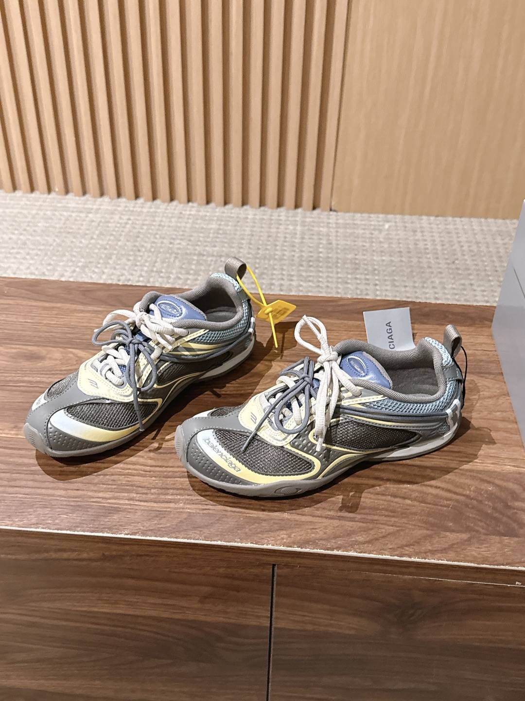 Balenciaga Radar 巴黎世家新款休闲运动鞋狠狠拿捏了 这双鞋把千禧复古和未来科技感焊在了一起 流线型鞋身+