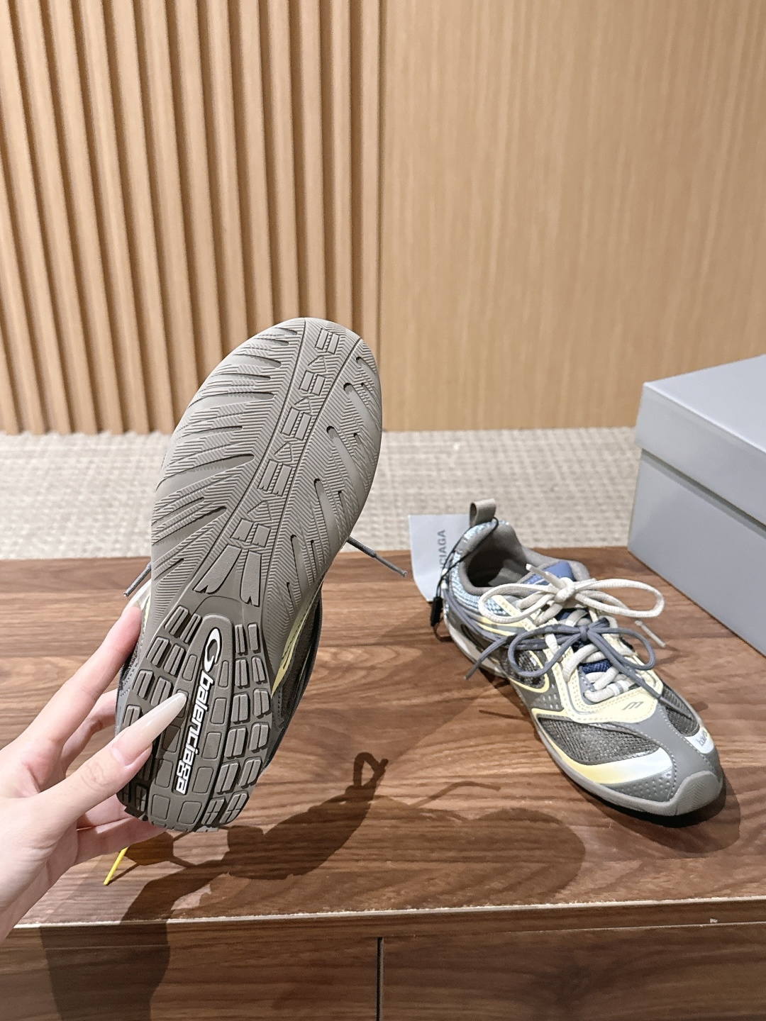 Balenciaga Radar 巴黎世家新款休闲运动鞋狠狠拿捏了 这双鞋把千禧复古和未来科技感焊在了一起 流线型鞋身+