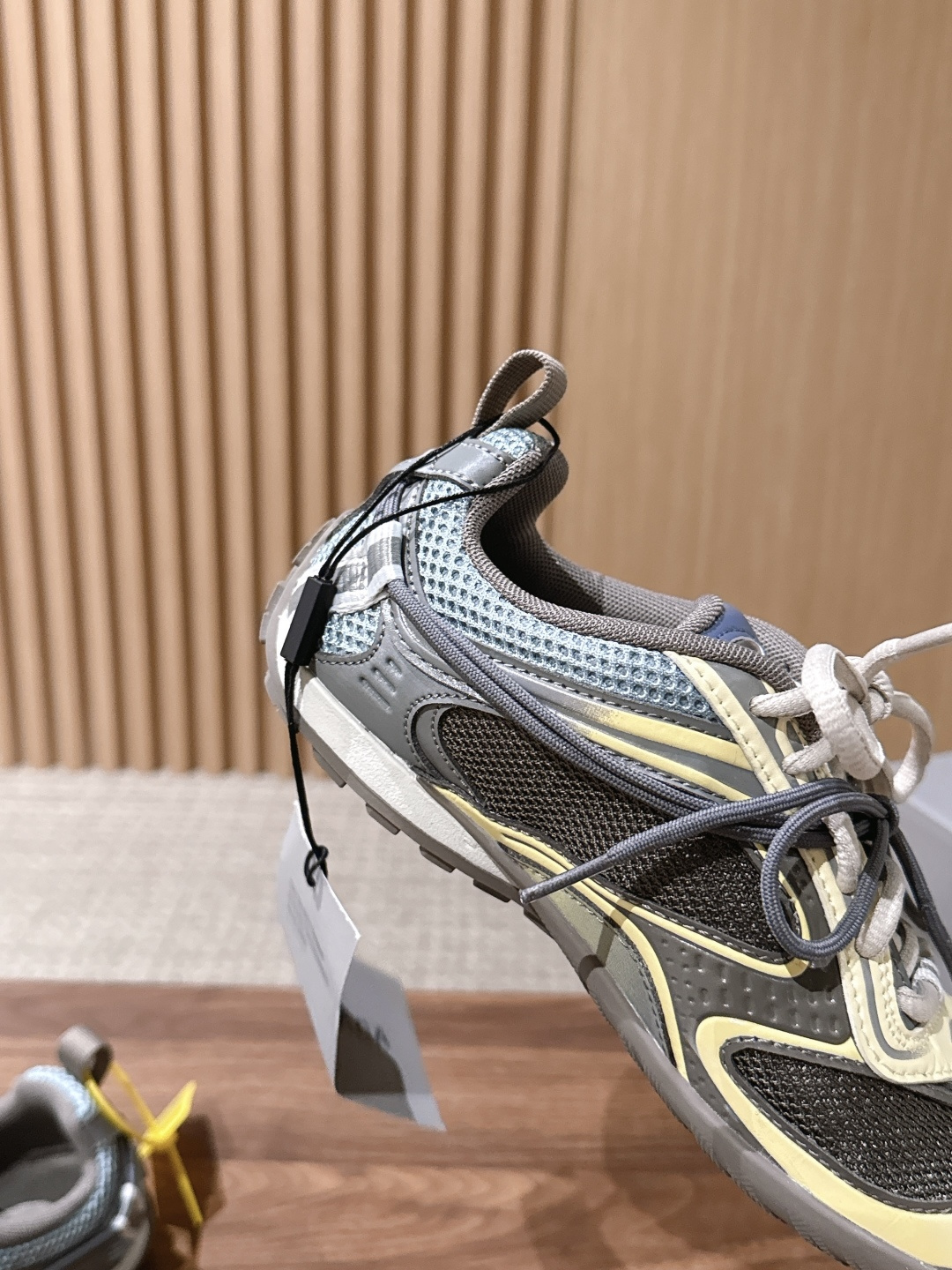 Balenciaga Radar 巴黎世家新款休闲运动鞋狠狠拿捏了 这双鞋把千禧复古和未来科技感焊在了一起 流线型鞋身+