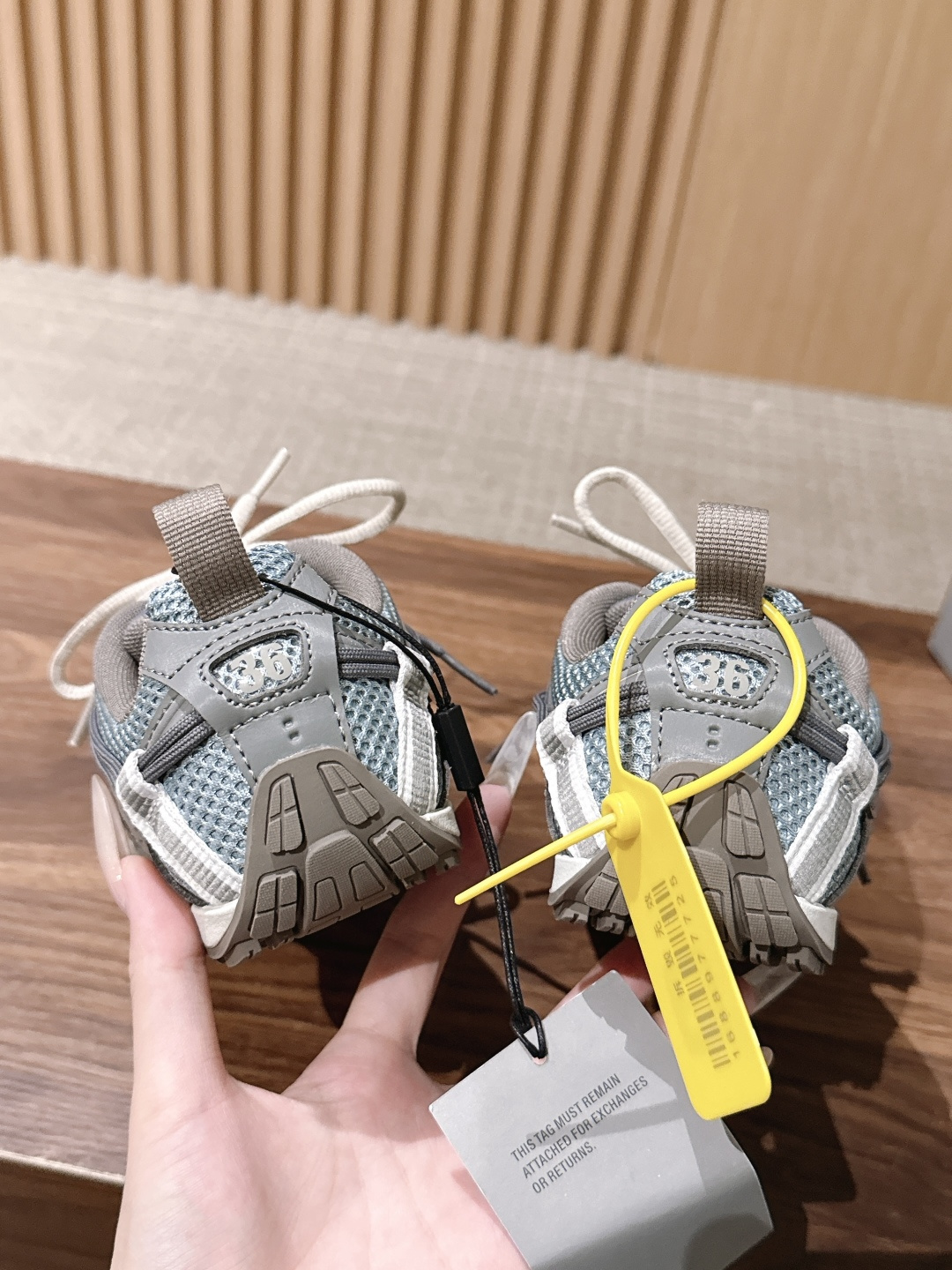 Balenciaga Radar 巴黎世家新款休闲运动鞋狠狠拿捏了 这双鞋把千禧复古和未来科技感焊在了一起 流线型鞋身+