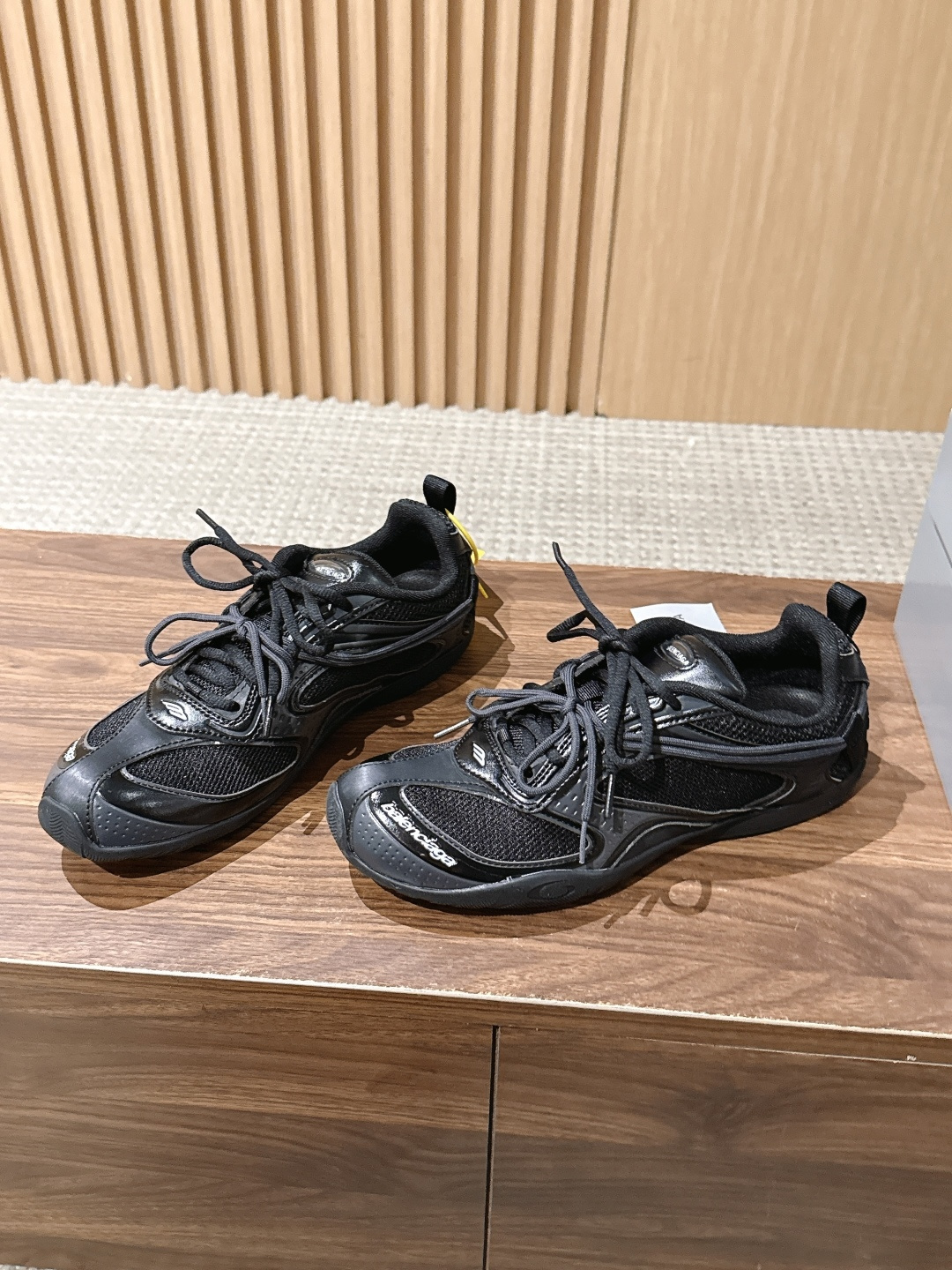Balenciaga Radar 巴黎世家新款休闲运动鞋狠狠拿捏了 这双鞋把千禧复古和未来科技感焊在了一起 流线型鞋身+