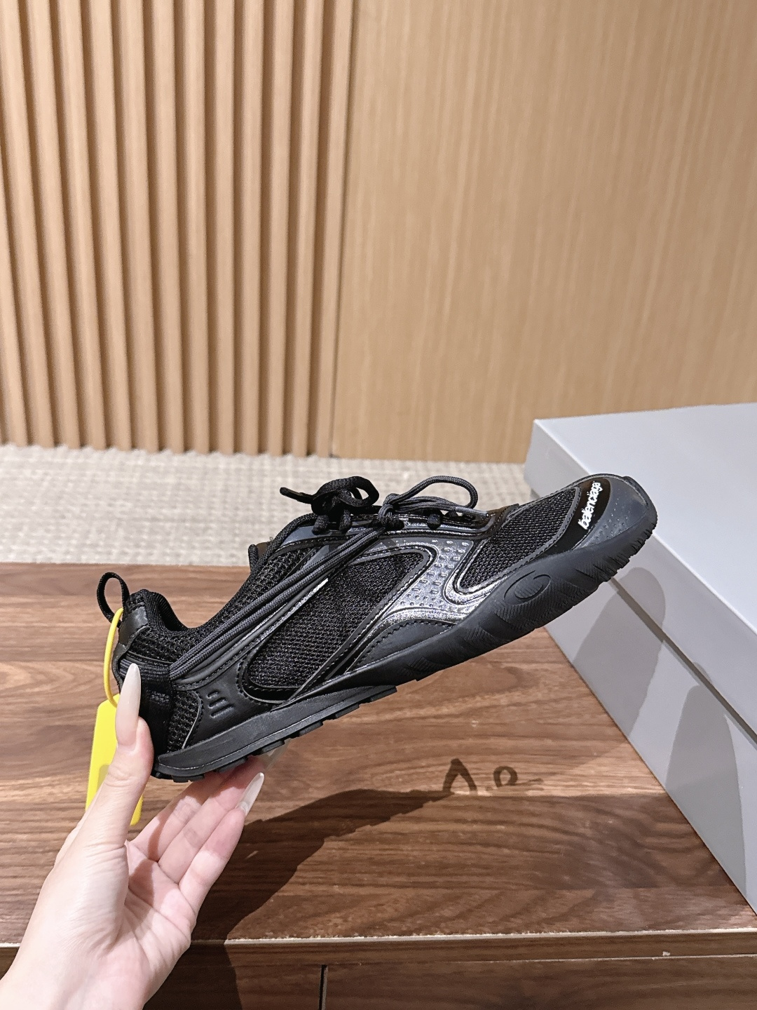 Balenciaga Radar 巴黎世家新款休闲运动鞋狠狠拿捏了 这双鞋把千禧复古和未来科技感焊在了一起 流线型鞋身+