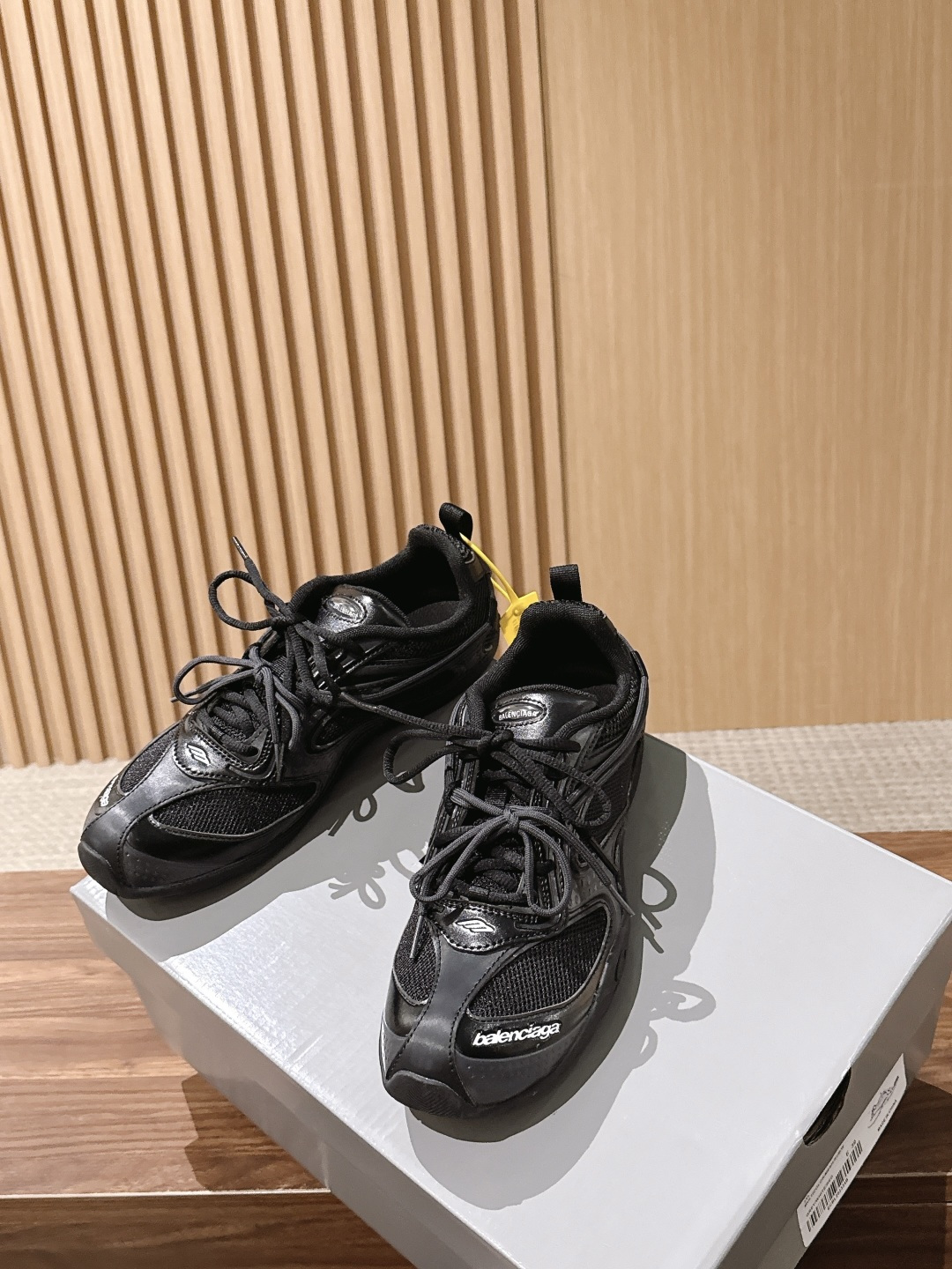 Balenciaga Radar 巴黎世家新款休闲运动鞋狠狠拿捏了 这双鞋把千禧复古和未来科技感焊在了一起 流线型鞋身+