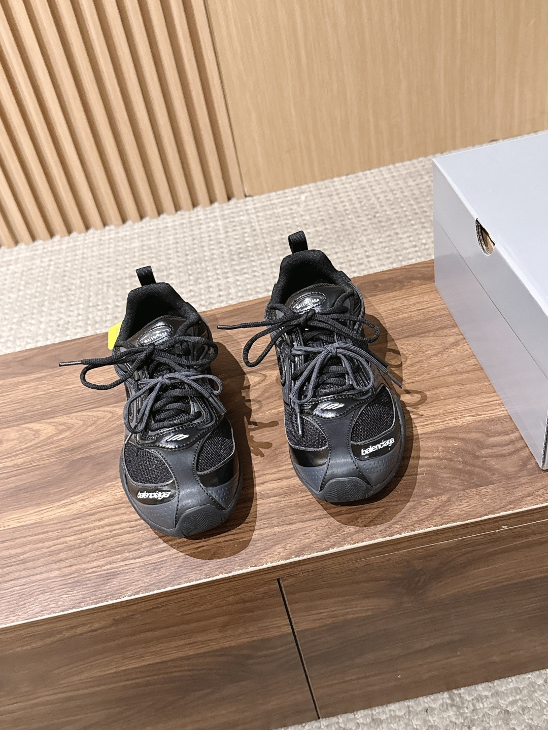 Balenciaga Radar 巴黎世家新款休闲运动鞋狠狠拿捏了 这双鞋把千禧复古和未来科技感焊在了一起 流线型鞋身+