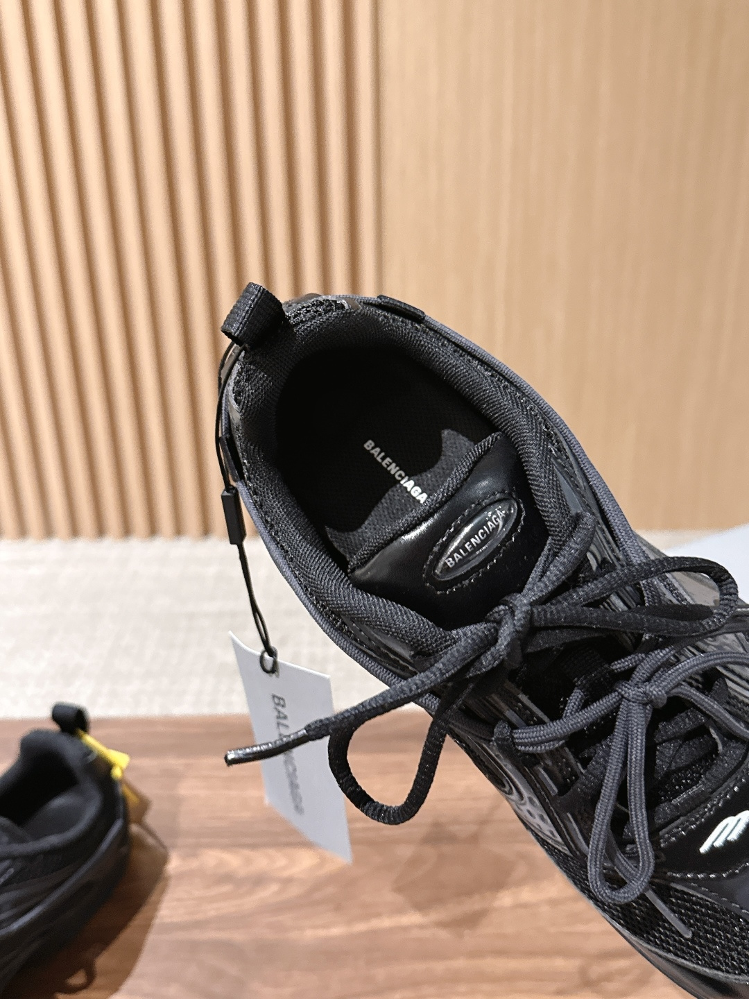 Balenciaga Radar 巴黎世家新款休闲运动鞋狠狠拿捏了 这双鞋把千禧复古和未来科技感焊在了一起 流线型鞋身+