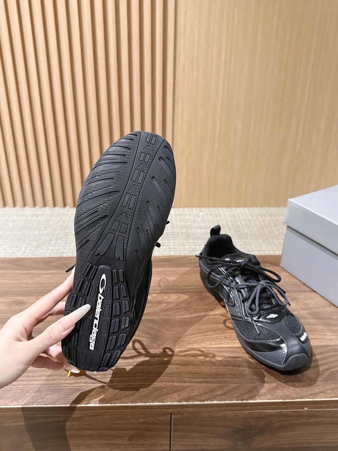 Balenciaga Radar 巴黎世家新款休闲运动鞋狠狠拿捏了 这双鞋把千禧复古和未来科技感焊在了一起 流线型鞋身+
