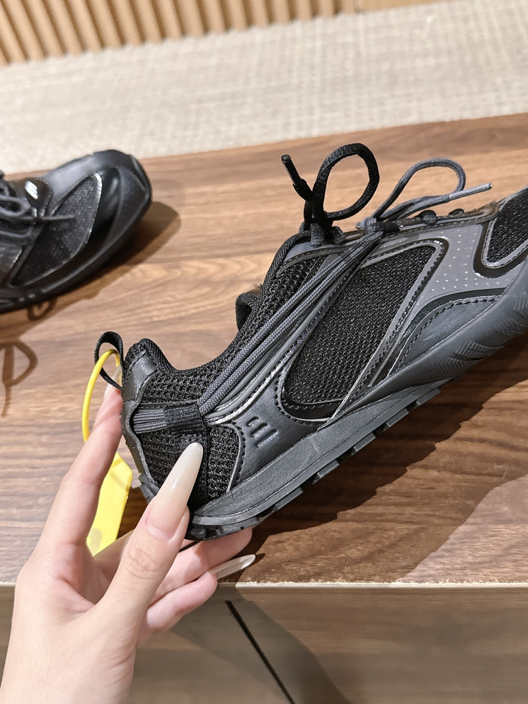 Balenciaga Radar 巴黎世家新款休闲运动鞋狠狠拿捏了 这双鞋把千禧复古和未来科技感焊在了一起 流线型鞋身+