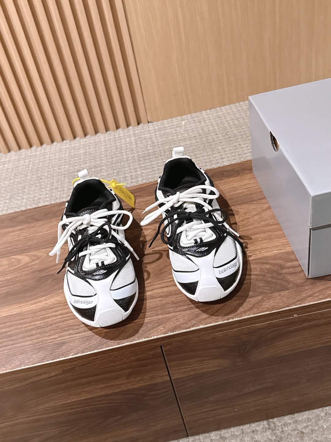 Balenciaga Radar 巴黎世家新款休闲运动鞋狠狠拿捏了 这双鞋把千禧复古和未来科技感焊在了一起 流线型鞋身+