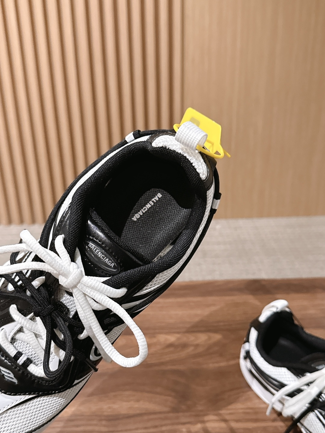 Balenciaga Radar 巴黎世家新款休闲运动鞋狠狠拿捏了 这双鞋把千禧复古和未来科技感焊在了一起 流线型鞋身+ Balenciaga Radar 巴黎世家新款休闲运动鞋狠狠拿捏了 这双鞋把千禧复古和未来科技感焊在了一起 流线型鞋身+
