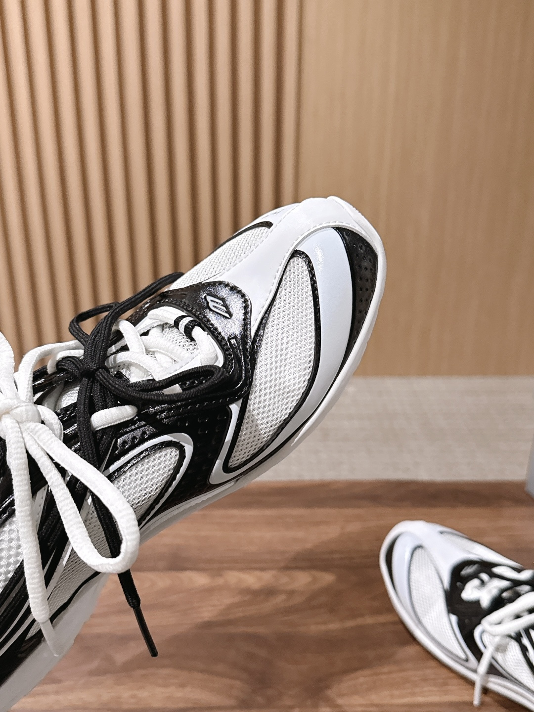 Balenciaga Radar 巴黎世家新款休闲运动鞋狠狠拿捏了 这双鞋把千禧复古和未来科技感焊在了一起 流线型鞋身+ Balenciaga Radar 巴黎世家新款休闲运动鞋狠狠拿捏了 这双鞋把千禧复古和未来科技感焊在了一起 流线型鞋身+