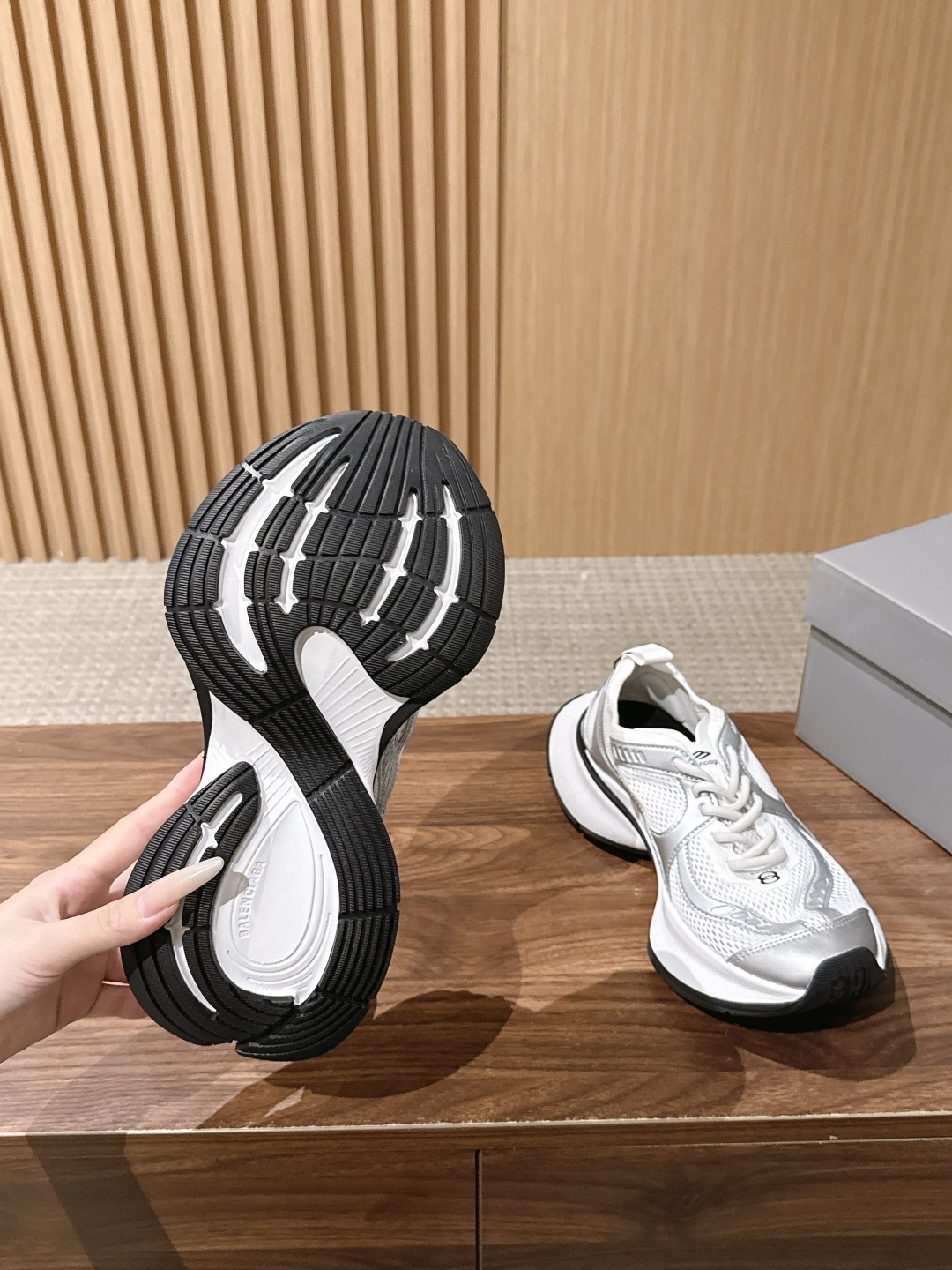 【顶级】 Balenciaga 巴黎世家 CIRCUIT 男士运动鞋12代半布面老爹鞋出货 延续潮流跑鞋做旧老爹鞋,鞋身 【顶级】 Balenciaga 巴黎世家 CIRCUIT 男士运动鞋12代半布面老爹鞋出货 延续潮流跑鞋做旧老爹鞋,鞋身
