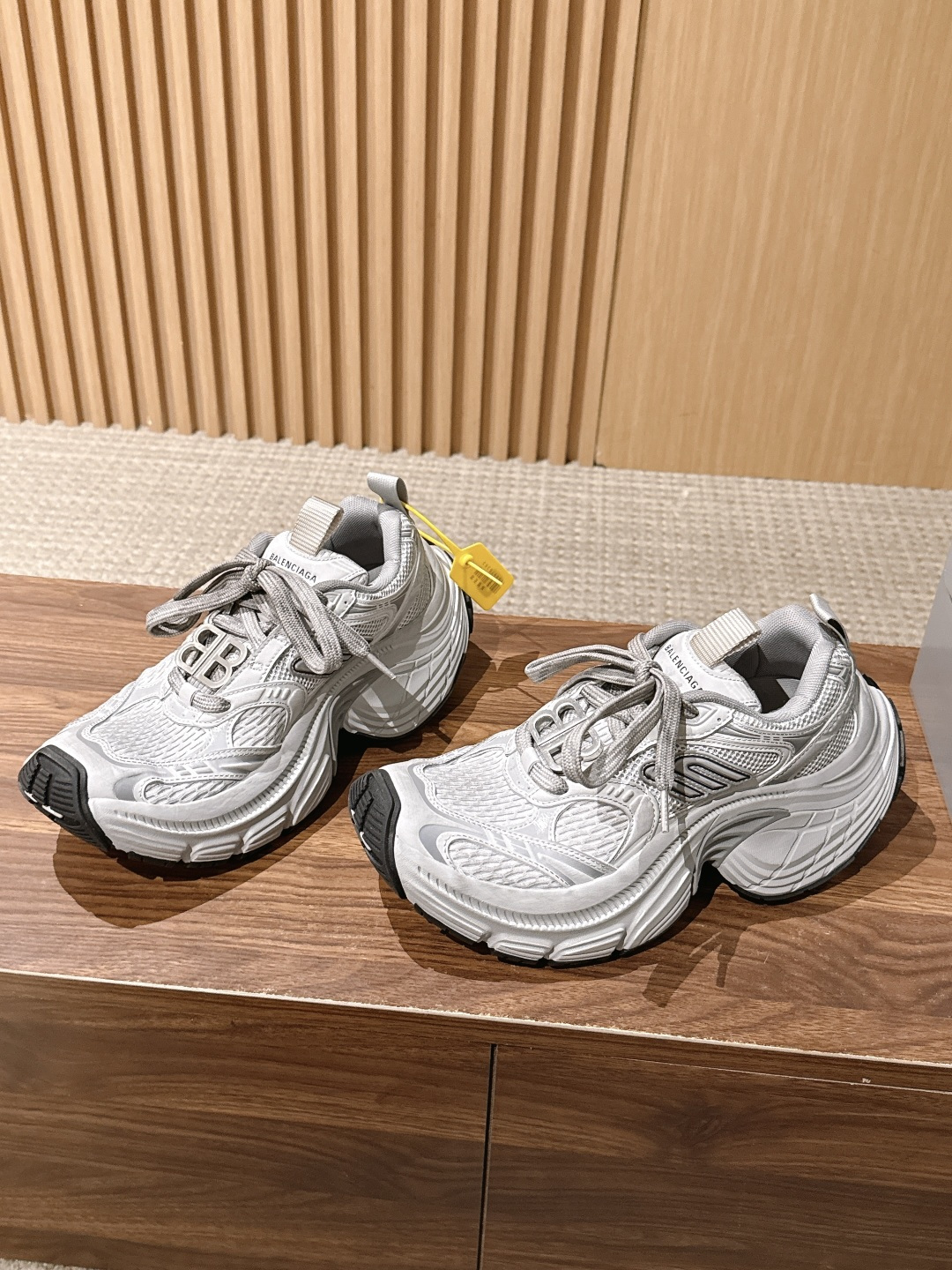 Balenciaga 10XL# 巴黎世家新款运动鞋强势出货 重工打造 所有配件均通过定做出产正品裁片 正确字体电绣 粗 Balenciaga 10XL# 巴黎世家新款运动鞋强势出货 重工打造 所有配件均通过定做出产正品裁片 正确字体电绣 粗